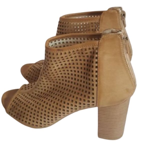 Steve Madden Shoes - 💥host pick💥 Steve Madden perforated ankle boots